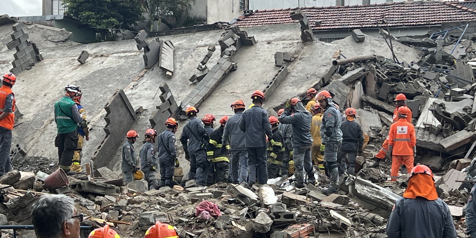 Desabamento de prédio deixa dois mortos e vítimas resgatadas em São Paulo