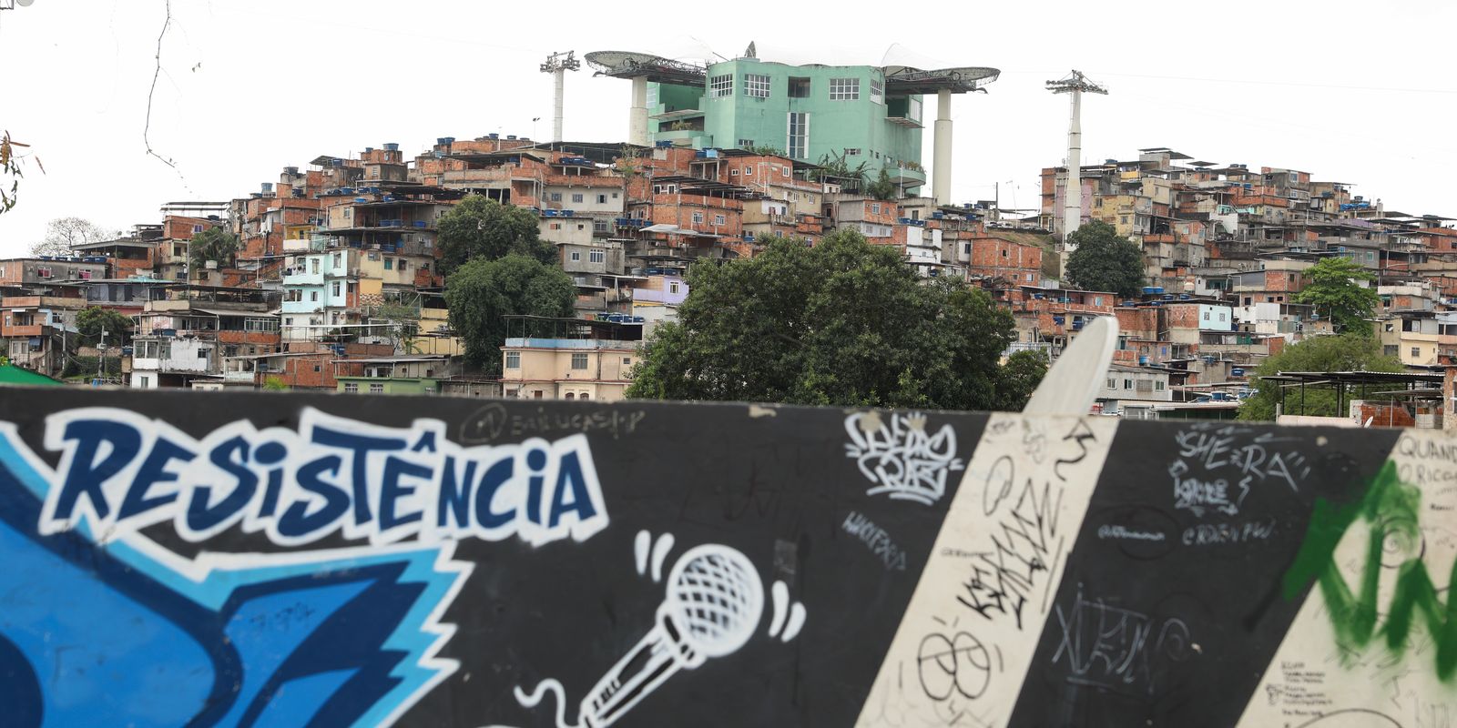 Educação e serviços básicos lideram prioridades de eleitores de favelas do Rio
