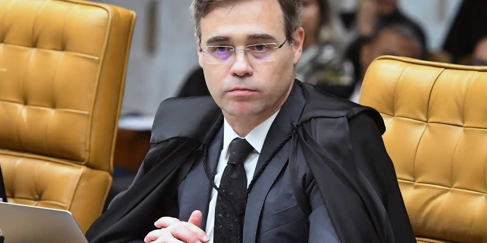 Mendonça pede envio de mensagens do Banco Master ao plenário do STF