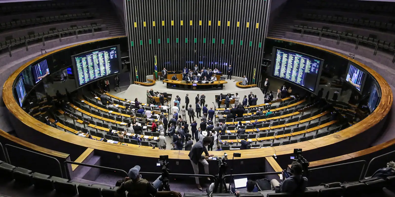 Câmara aprova MP da taxa das blusinhas e projeto segue para o Senado