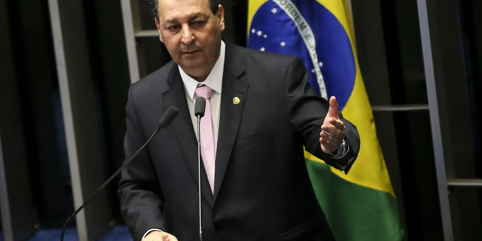 Senador Omar Aziz rejeita emendas da oposição para manter a escala 6x1 na CCJ