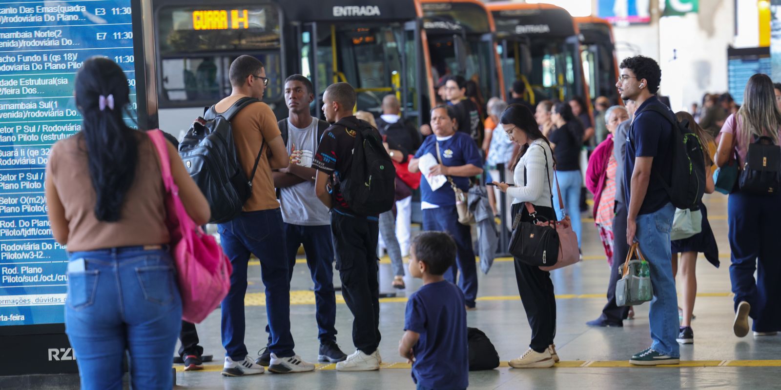 Setor de serviços fica estável em julho com alta de 2,4% em 12 meses