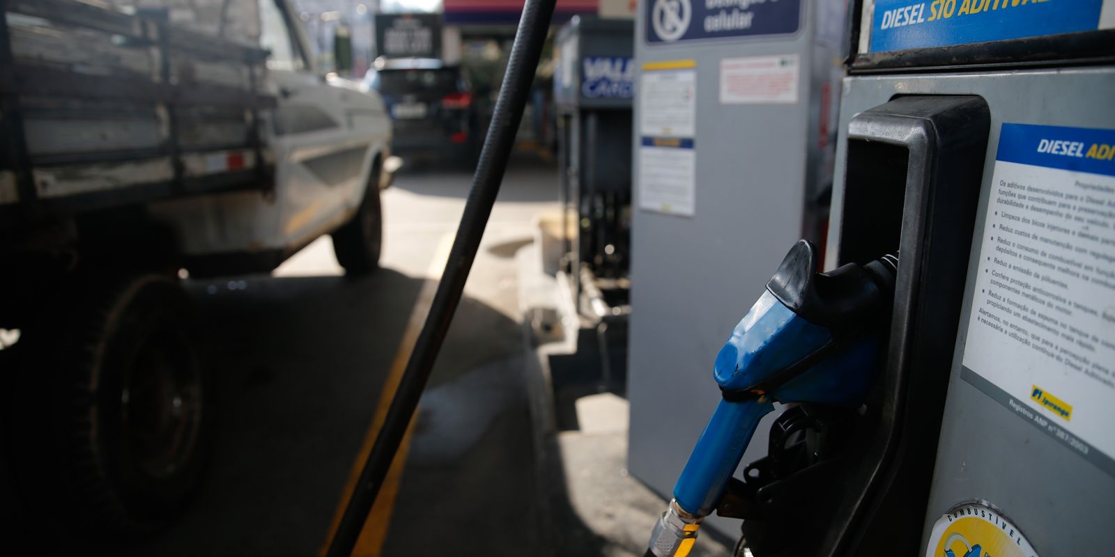 Governo amplia subsídios aos combustíveis para conter forte alta do petróleo