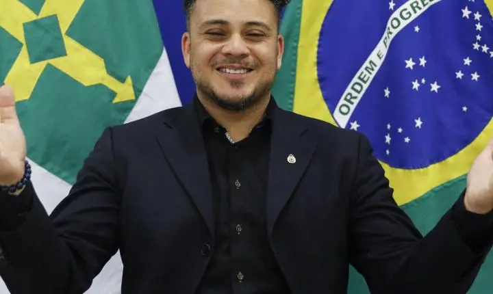 Adotado na Holanda, cantor busca retornar às suas raízes brasileiras