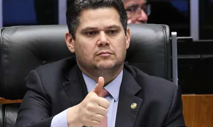 Alcolumbre propõe aprimoramento da escala 6x1 e tramitação da PEC em comissões