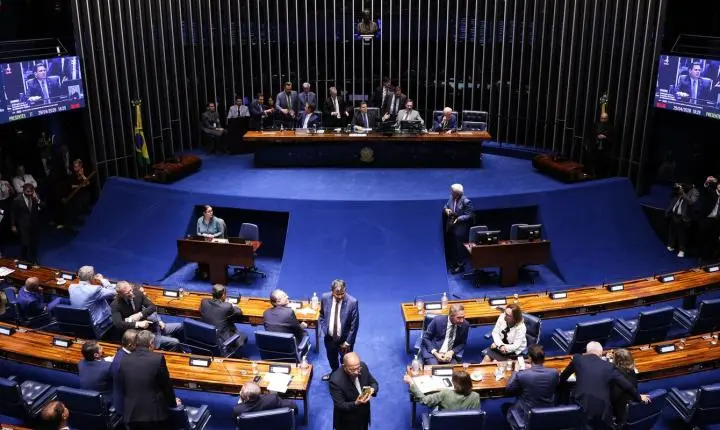 Alcolumbre adia discussão de PEC que visa acabar com escala 6x1 no Senado