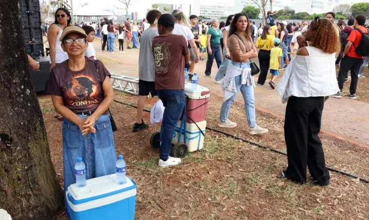 Ambulantes enfrentam jornada exaustiva no 7 de Setembro em Brasília em busca de sustento