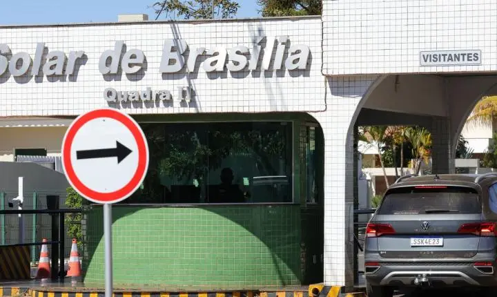 Defesa questiona veto a visitas na prisão domiciliar de Bolsonaro