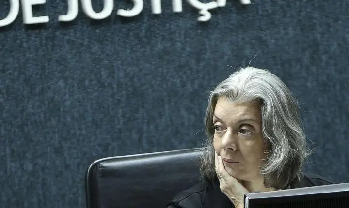 Cármen Lúcia vota contra flexibilização da Lei da Ficha Limpa