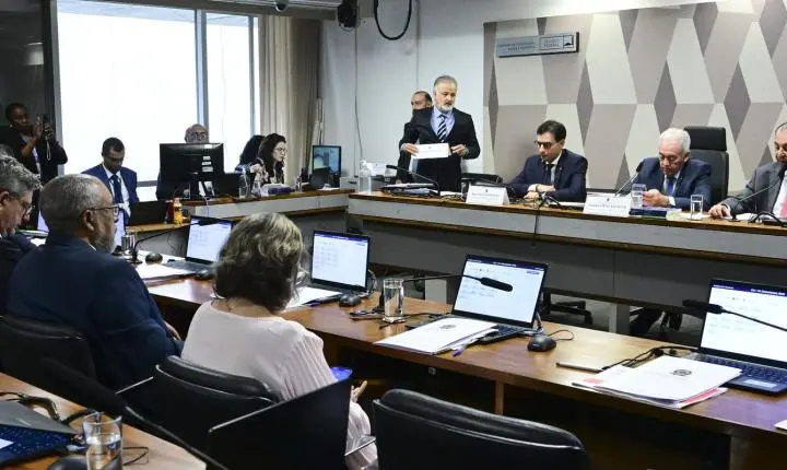 CCJ do Senado aprova proposta que decreta o fim da jornada 6x1 no país