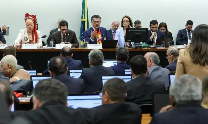 Centrão tenta barrar transição de 60 dias para o fim da escala 6x1