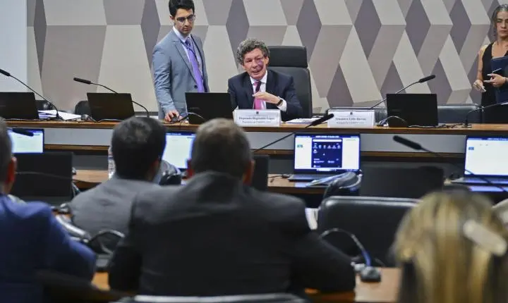 Comissão aprova MP da taxa das blusinhas e texto vai a plenário