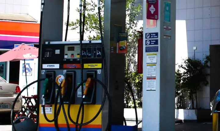 Preço da gasolina recua em maio com impulso da concorrência do etanol e subvenção governamental