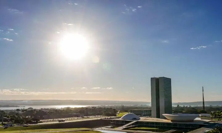 Congresso vota fim da escala 6x1 e isenção das blusinhas nesta semana