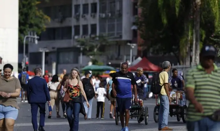 Crescimento populacional do Brasil desacelera para 0,37% em 2026, indica IBGE