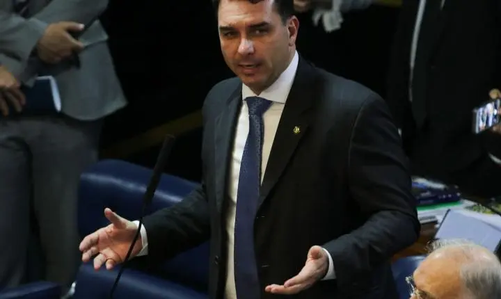 Defesa de Flávio Bolsonaro tenta mudar relator de investigação sobre o filme Dark Horse
