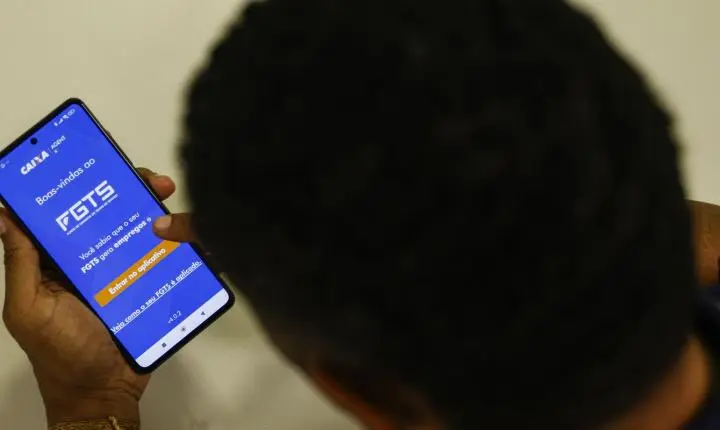 Trabalhadores começam a receber distribuição do lucro do FGTS pago pela Caixa