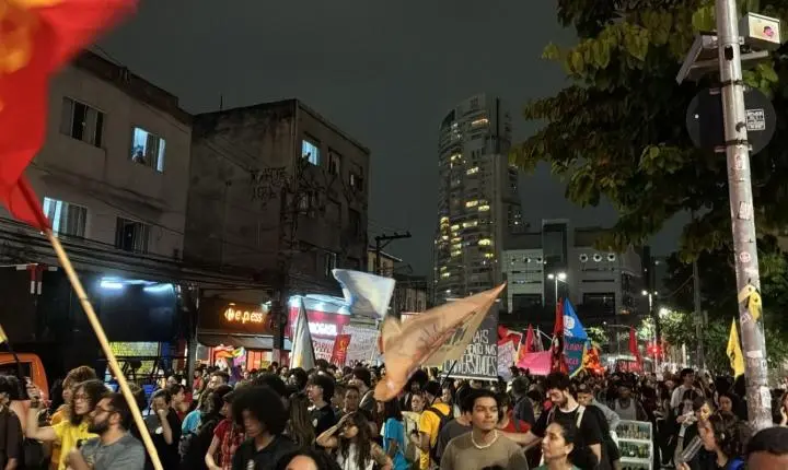 Estudantes de São Paulo protestam contra cortes de recursos em universidades públicas