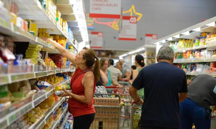 Estudos apresentam visões distintas sobre os impactos econômicos do fim da escala 6x1