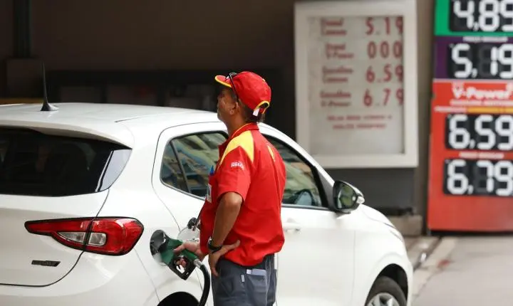 Executivo propõe usar ganhos adicionais do petróleo para desonerar combustíveis