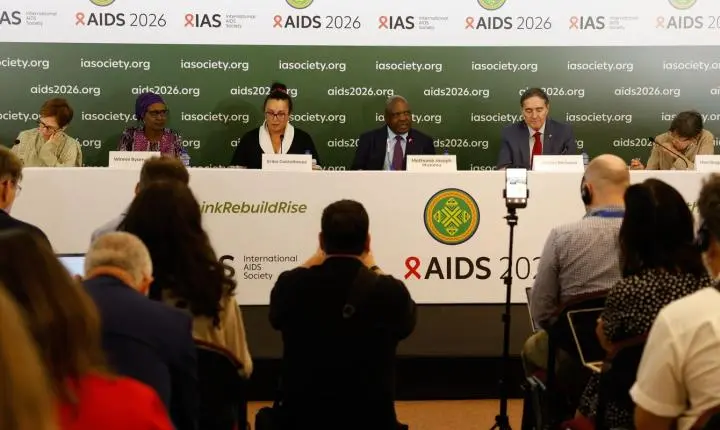 Infecções por HIV atingem menor nível global, mas cortes de verba preocupam
