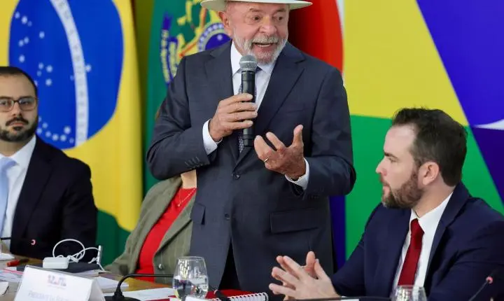Lula afirma que Desenrola Brasil visa aliviar endividamento da população