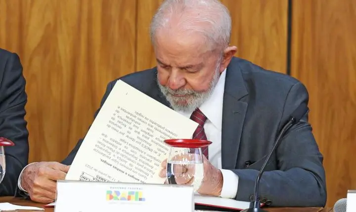 Lula impede que estágio seja contado como experiência profissional