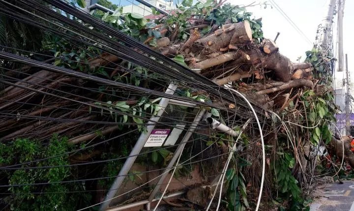 Vendaval deixa mais de 200 mil sem energia no Rio de Janeiro