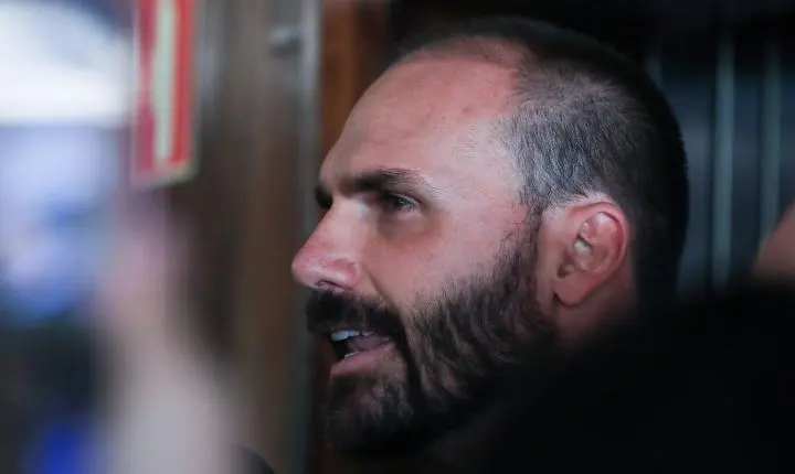 Ministro Mendonça interrompe julgamento de Eduardo Bolsonaro no STF