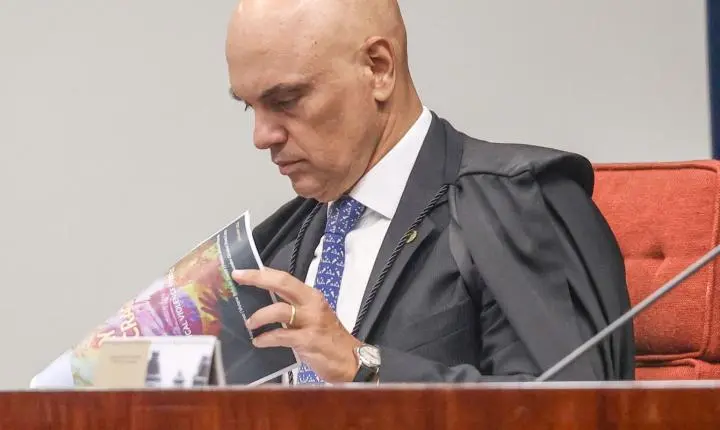 Ministro Moraes concede 24 horas para Bolsonaro esclarecer apreensão de arma