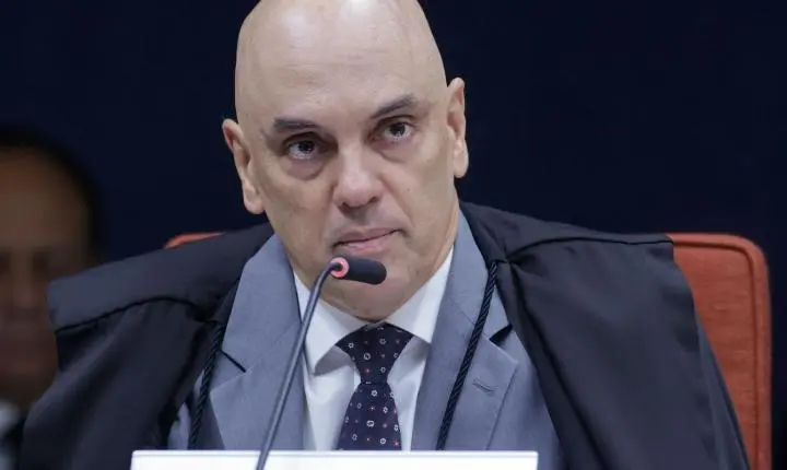 Moraes solicita parecer da PGR sobre inclusão de Jair e Flávio em investigação