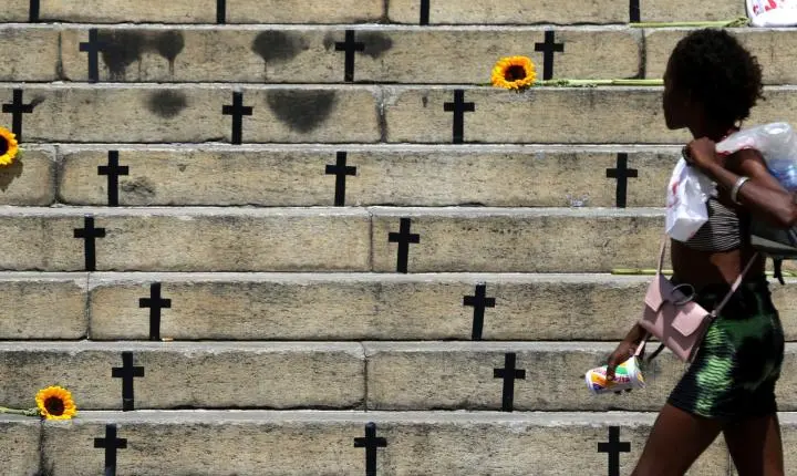Mortes violentas no Brasil registram queda histórica em 2025, mas feminicídios crescem