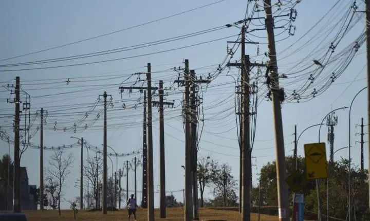 Acidentes com a rede elétrica aumentam no Brasil em 2025, mas óbitos diminuem, revela Abradee