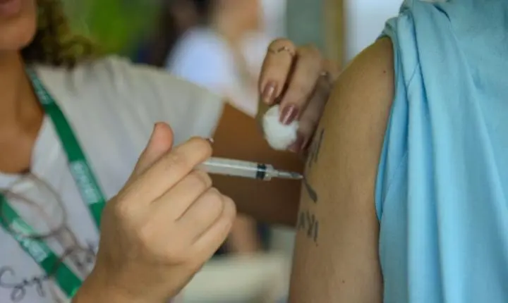 Brasil realiza Dia D de multivacinação para atualizar carteira de jovens neste sábado