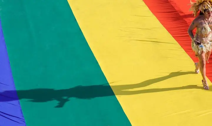 Parada Brasília Orgulho reúne multidão e defende o voto contra a LGBTfobia
