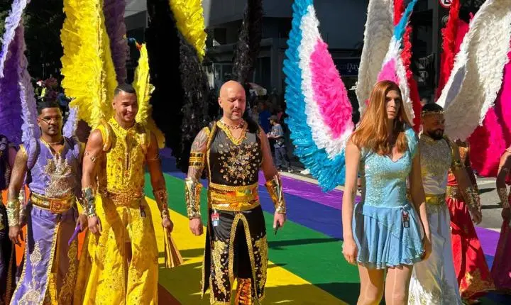 A Parada do Orgulho LGBT+ exibe urna gigante na Avenida Paulista
