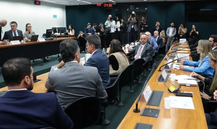 Adiamento da votação da PEC que busca o fim da jornada 6x1