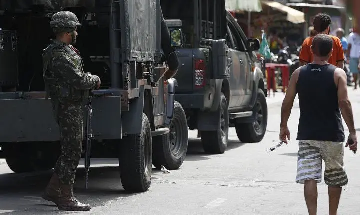 Polícia deflagra operação com 56 mandados de prisão na Maré, Rio