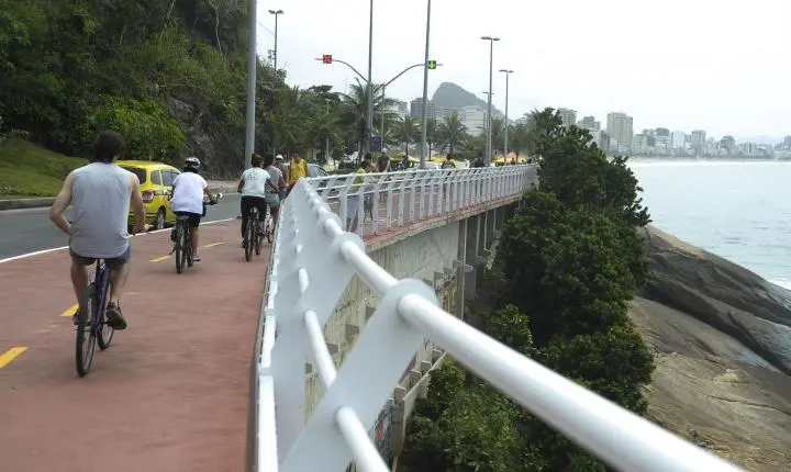 Ciclovia Tim Maia é interditada no Rio de Janeiro devido a ondas de dois metros
