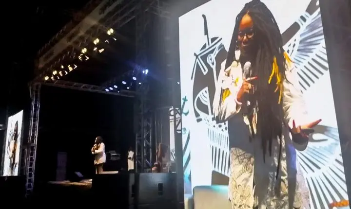 Carla Akotirene critica redução do racismo estrutural a ofensas verbais