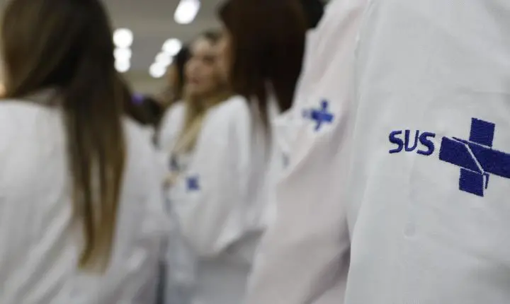 Ministério da Saúde prorroga atuação de 676 médicos especialistas no SUS
