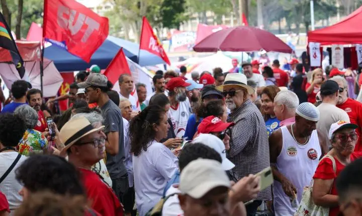 Sindicatos protestam por direito ao descanso e contra a escala 6x1