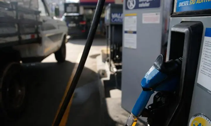 Governo amplia subsídios aos combustíveis para conter forte alta do petróleo