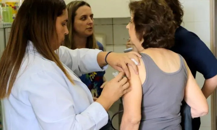 SUS amplia oferta da vacina Pneumo 20 para idosos com 85 anos ou mais