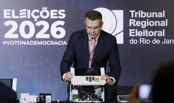 TRE-RJ desmonta urna eletrônica em evento para reafirmar a segurança do voto